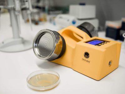 AIRBIO ONE – aktiver Luftkeimsammler für mikrobiologische Luftanalysen Mobiler Luftkeimsammler AIRBIO ONE mit Petrischale im mikrobiologischen Labor