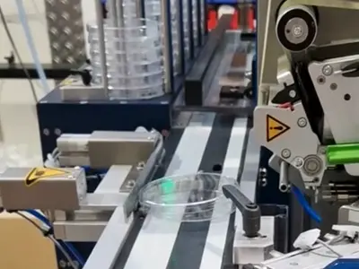 Automatisiertes System zur Etikettierung und Organisation von Petrischalen im mikrobiologischen Labor