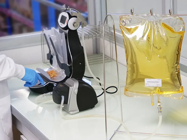 Steriler BAGGYWEL® Medienbeutel im Einsatz mit peristaltischer Pumpe und Beutelhalter im mikrobiologischen Labor