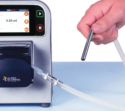 Bedienung der peristaltischen Pumpe DOSYWEL UP! mit angeschlossenem Schlauchsystem im Labor