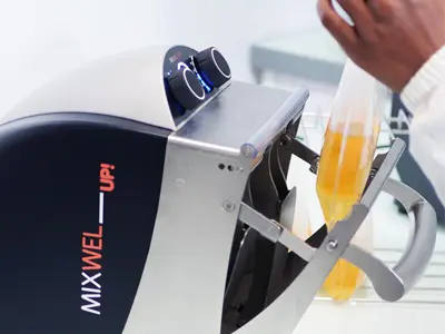 Laborhomogenisator MIXWEL UP! bei der Probenvorbereitung mit einem sterilen Beutel