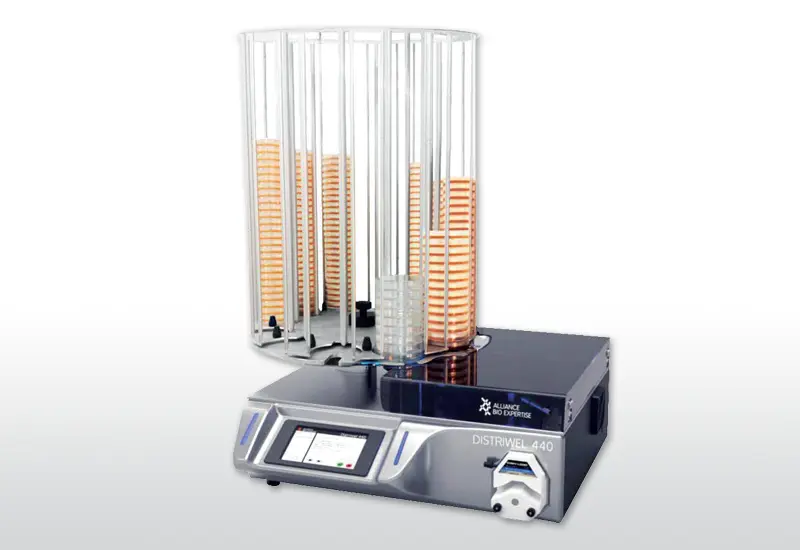 Automatisches Plattengießgerät DISTRIWEL 440® mit befüllten Petrischalen im Magazin
