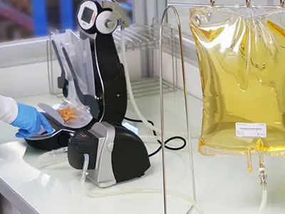 Automatisierte Probenvorbereitung mit gravimetrischem Verdünner und sterilem Nährmedienbeutel im mikrobiologischen Labor